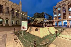 la havane, cuba - 8 janvier 2017 - char soviétique devant le musée de la révolution à la havane. le palais a été le siège du gouvernement cubain pendant 40 ans. photo