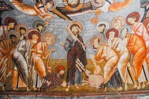 fresques à l'intérieur de l'église sombre, en cappadoce, turquie, 2022 photo