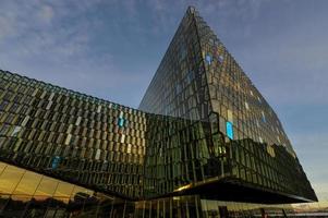 salle de concert harpa à reykjavik, islande, 2022 photo