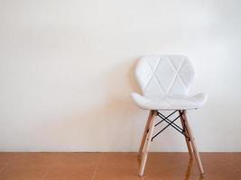 chaise blanche sur le sol au mur blanc concept minimal copie sapce frame photo