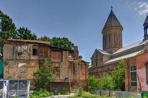 Église jvaris mama dans la vieille ville de tbilissi, géorgie photo