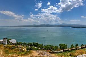 le lac sevan, le plus grand lac d'arménie et de la région du caucase. photo