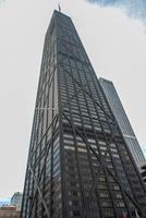 john hancock building vue d'en bas à chicago, illinois, 2022 photo