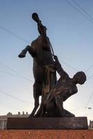 vue sur le monument des dompteurs de chevaux de peter klodt sur le pont anitchkov à saint-pétersbourg, en russie. photo