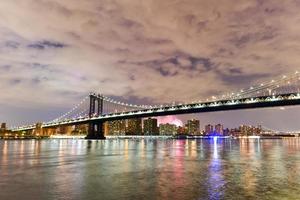 vue sur le pont de brooklyn et manhattan avec feux d'artifice photo