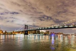 vue sur le pont de brooklyn et manhattan avec feux d'artifice photo