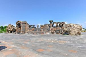 les ruines restaurées du temple de zvarnot photo