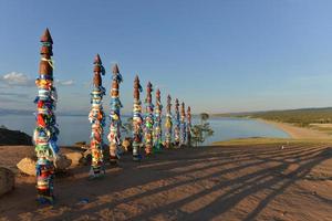 bouriate poteaux saints païens traditionnels au bord du lac baïkal photo