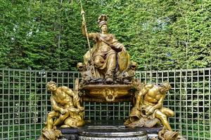 bosquet de l'arc de triomphe dans le célèbre palais de versailles en france. photo