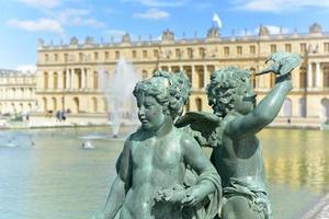 statue dans le jardin du célèbre palais de versailles en france. photo