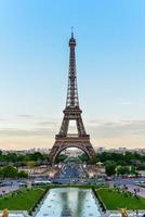 la tour eiffel, une tour en treillis en fer forgé sur le champ de mars à paris, france. photo