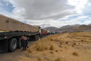 trafic de camions le long de la route - ayaviri, pérou photo