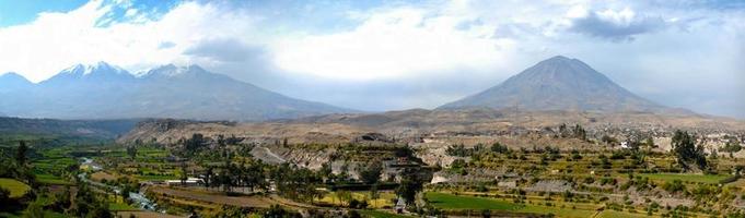 arequipa, pérou avec le volcan misti photo