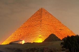 pyramide de gizeh et spectacle de lumière du sphinx la nuit - le caire, egypte photo
