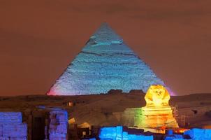 pyramide de gizeh et spectacle de lumière du sphinx la nuit - le caire, egypte photo