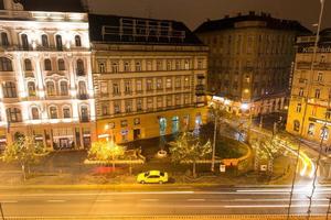 vue sur la rue centrale de budapest photo