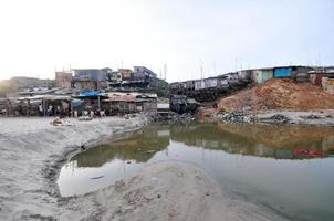bidonville sur la plage - accra, ghana photo