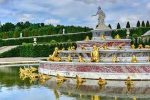 fontaine de latona dans le célèbre palais de versailles en france. photo