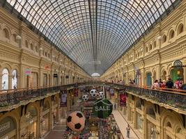 moscou, russie - 16 juillet 2018 - à l'intérieur de la célèbre gomme le grand magasin de la partie kitai-gorod de moscou face à la place rouge décorée lors de la coupe du monde de football 2018. photo