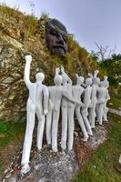 colina lenin - à regla, la havane. autour de la sculpture en bronze se trouvent douze figures humaines blanches, symbolisant la solidarité avec la révolution d'octobre en russie, 2022 photo