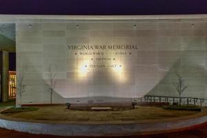 le mémorial de guerre de virginie construit en 1955, a été conçu à l'origine comme un mémorial de la seconde guerre mondiale et de la guerre de corée pour les virginiens qui avaient fait le sacrifice ultime au combat. photo