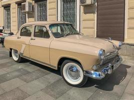 Moscou, Russie - 27 juin 2018 - gaz 21 volga 1ère série voiture vintage garée dans la rue. photo