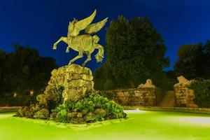 salzbourg, autriche - 11 juillet 2021 - fontaine pegasus ou pegasusbrunnen dans le jardin du palais mirabell, salzbourg, autriche. photo