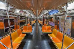 new york city - 8 décembre 2018 - voiture de train vide dans le système de transport en commun de new york city. photo