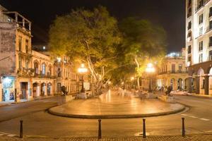 le large boulevard paseo del prado à la havane, cuba la nuit. photo