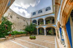 campeche, mexique - 26 mai 2021 - hôtel cuauhtemoc construit dans un bâtiment colonial historique du XVIIe siècle à campeche, mexique. photo