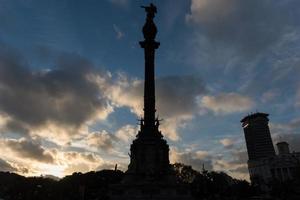 silhouette du monument dédié au célèbre navigateur italien cristoforo colombo à barcelone, espagne. photo