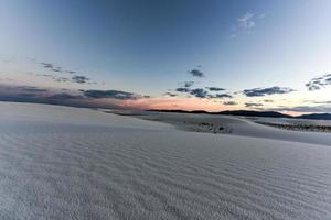 coucher de soleil au monument national de white sands au nouveau mexique. photo