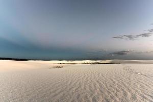 coucher de soleil au monument national de white sands au nouveau mexique. photo