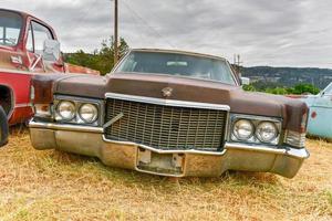 vieille voiture rouillée dans un parc à ferrailles du désert en arizona, états-unis, 2022 photo