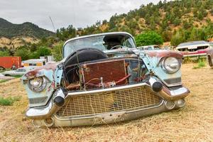 vieille voiture rouillée dans un parc à ferrailles du désert en arizona, états-unis, 2022 photo