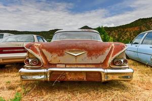 vieille voiture rouillée dans un parc à ferrailles du désert en arizona, états-unis, 2022 photo