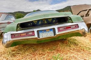 vieille voiture rouillée dans un parc à ferrailles du désert en arizona, états-unis, 2022 photo