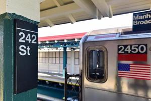 mta 242 street station van cortlandt park dans le métro de new york. c'est le terminus de la ligne de train 1 dans le bronx. photo