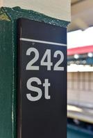 mta 242 street station van cortlandt park dans le métro de new york. c'est le terminus de la ligne de train 1 dans le bronx. photo