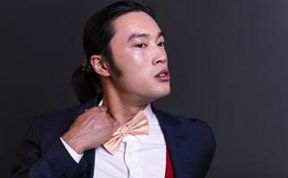 bel homme à la mode asiatique posant en studio sur fond noir, concept de personnes modernes de style de vie photo
