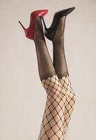 jambes féminines avec différents types de talons hauts photo