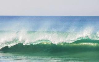 De grosses vagues de surfeurs extrêmement énormes à la plage de puerto escondido au mexique. photo