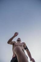 coureur d'homme sportif courant sur le plateau de montagne en été photo