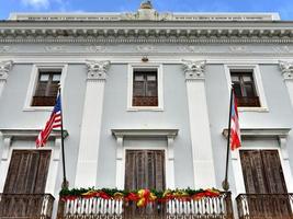 le bâtiment du gouvernement municipal de san juan, porto rico, construit dans le style colonial. photo