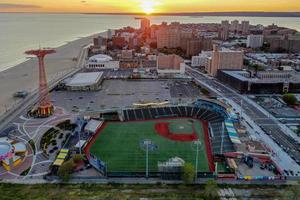 vue aérienne le long de coney island et de la plage à brooklyn, new york, 2022 photo