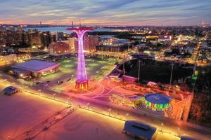 vue aérienne le long de coney island et de la plage à brooklyn, new york, 2022 photo