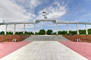 les fontaines du centre de tachkent sur la place de l'indépendance, ouzbékistan. photo