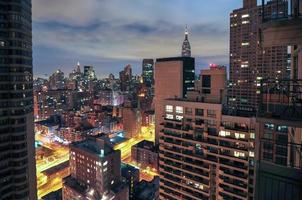 vue aérienne le long de midtown east à new york la nuit. photo