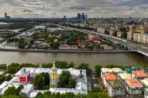 vue aérienne des toits de la ville à moscou, russie pendant la journée. photo