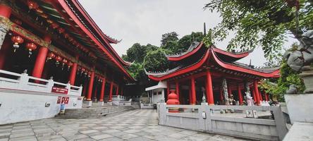 semarang, indonésie en juillet 2021. c'est une photo du toit du temple sam poo kong à semarang.